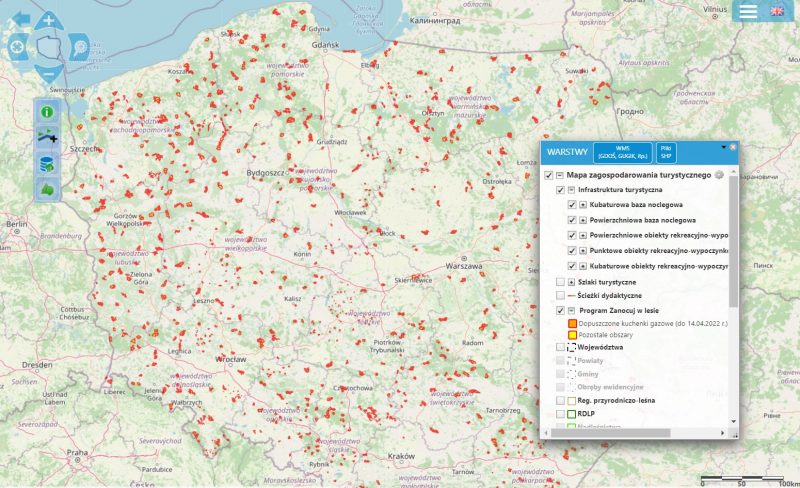 Mapa Polski z zaznaczonymi na czerwono obszarami programu Zanocuj w lesie